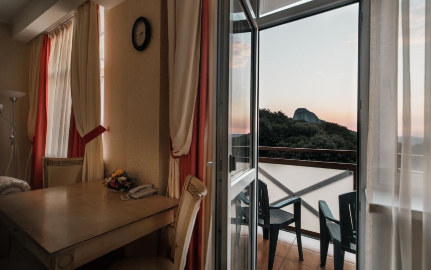 Люкс 2-комнатный 2-местный люкс *  - 3