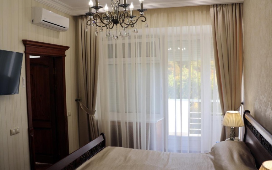 Люкс 2-местный 2-комнатный в центральном корпусе *  - 1