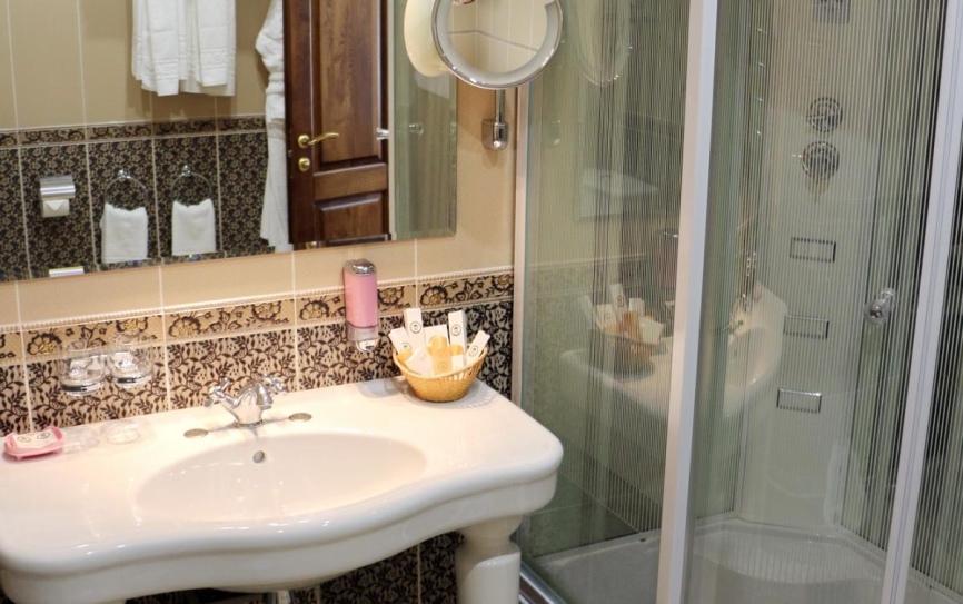 Люкс 2-местный 2-комнатный в центральном корпусе *  - 3