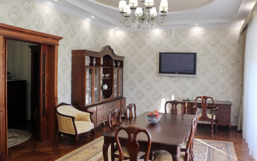 Люкс 2-местный 2-комнатный в центральном корпусе *  - 2