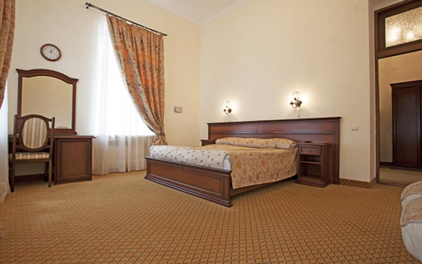 Люкс Де-Люкс №2,4,9 корпус Б (двуспальная кровать) *  - 1