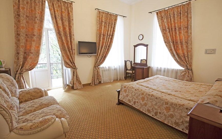 Люкс Де-Люкс №2,4,9 корпус Б (двуспальная кровать) *  - 2