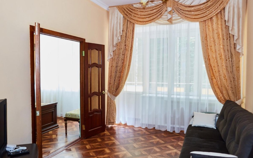 Люкс 2-местный 3-комнатный с балконом *  - 2